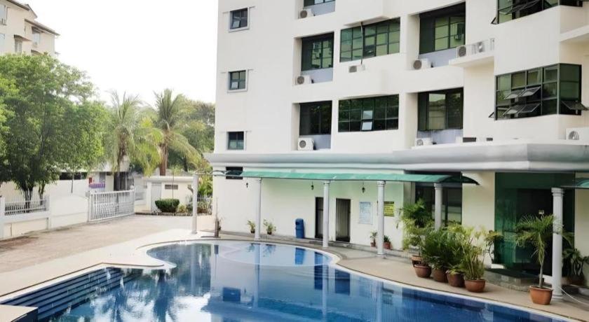 Stallions Suite Penang Jelutong Extérieur photo